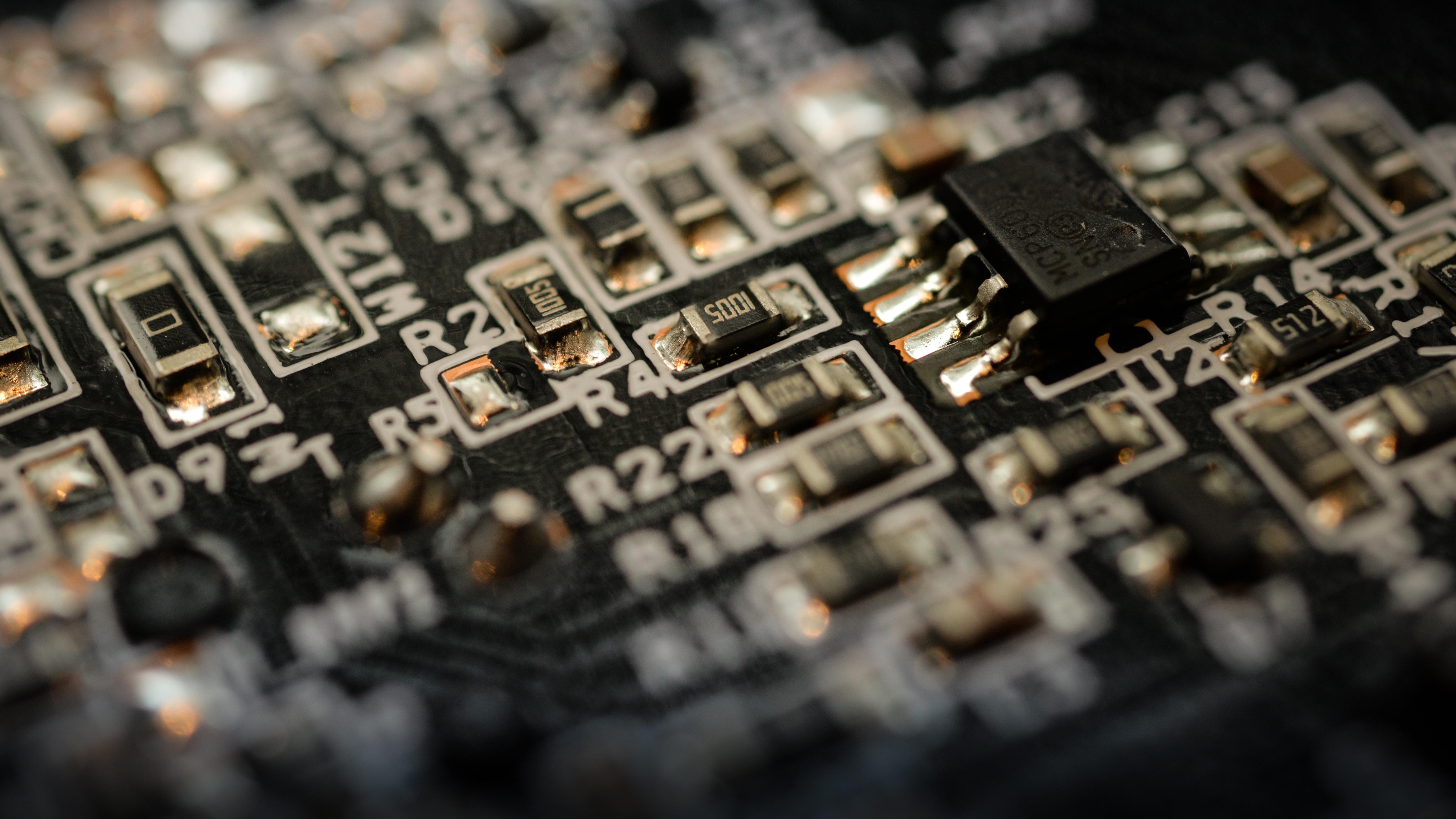 Wearable Electronics that Mimic the Brain